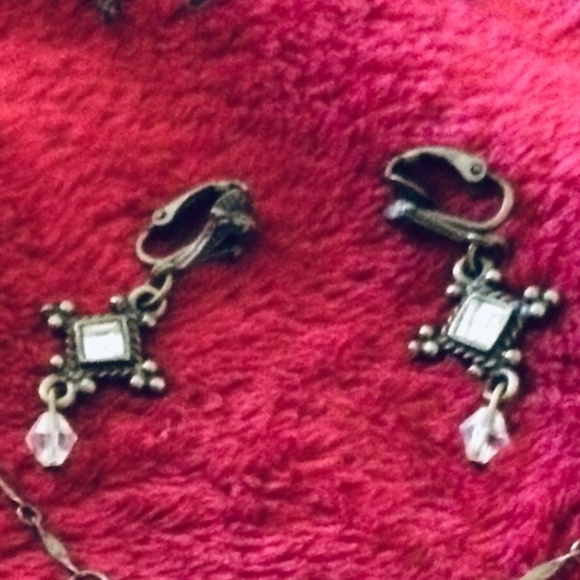 Rare Vintage Ladies crystal necklace & clip on earring set, N 17 1/2" E 1 1/2". - Picture 2 of 3
